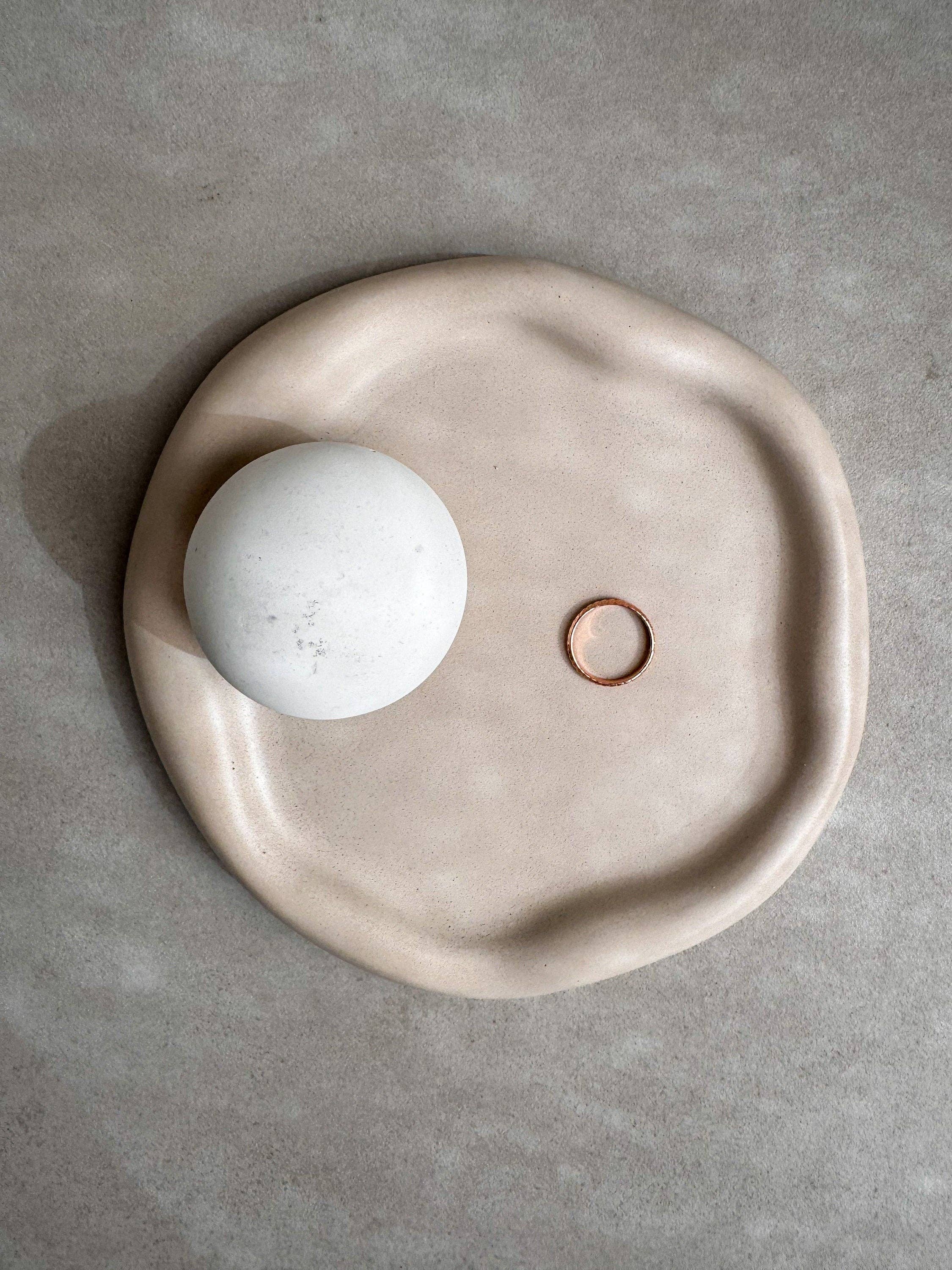 Minimal Loot Design – wholesale Smyckesfat – VÅGIG betongbricka, oregelbunden tallrik, fånga alla brickor, blob-smyckesdisplay, organisk japandi-dekor, molnprydnadsbricka, kurviga cementvaror2