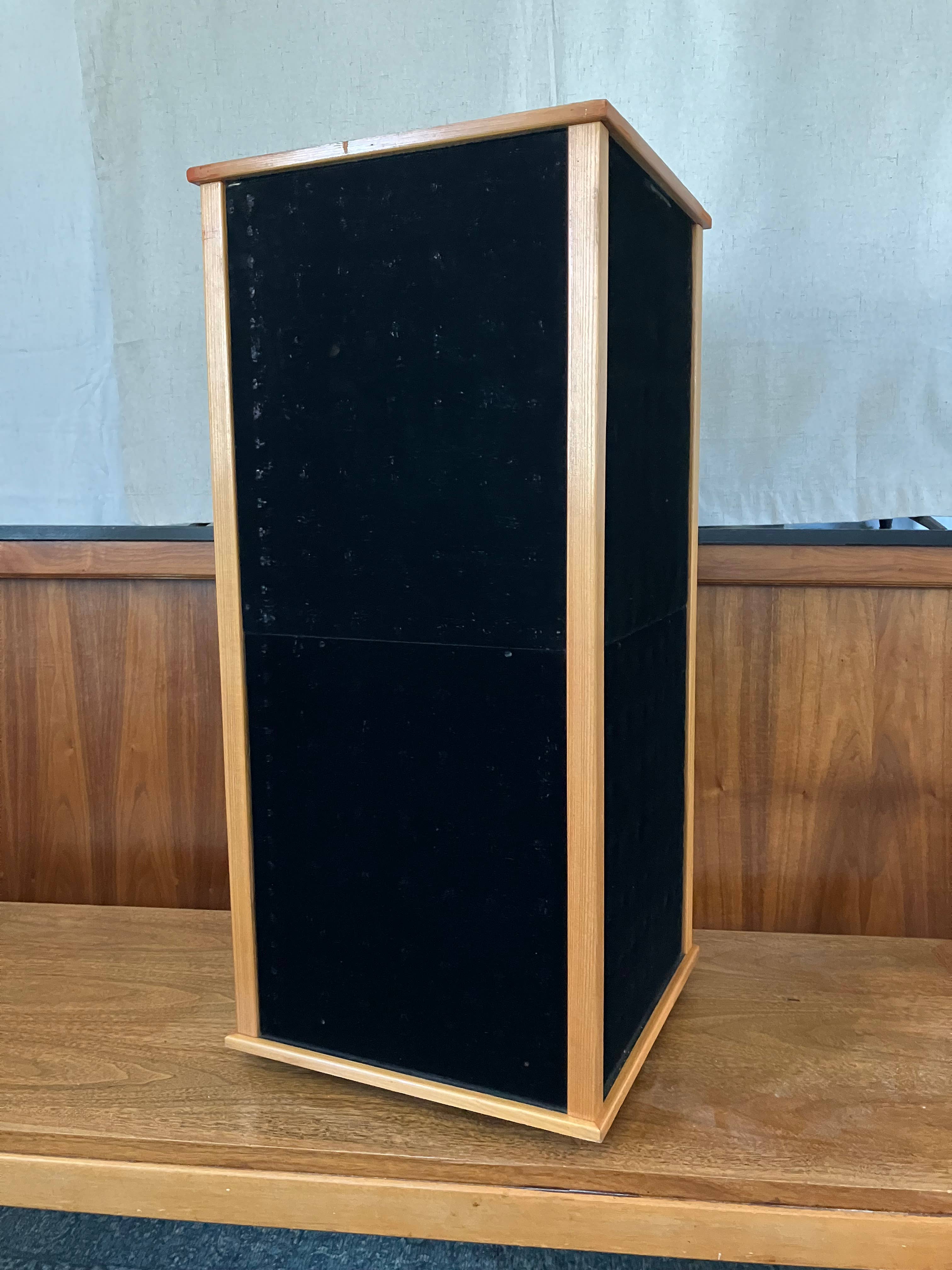 inRhythm - Wholesale Retailer Display Stand/Case - Quality Constructed countertop rotating jewelry displays