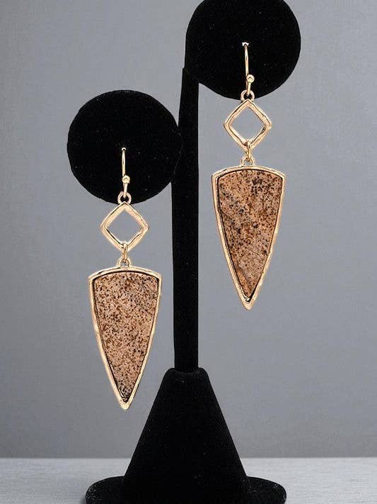 PENDIENTE COLGANTE ENMARCADO DE TRIÁNGULO SEMIPRECIOSO para venta al por mayor de Andrea Bijoux