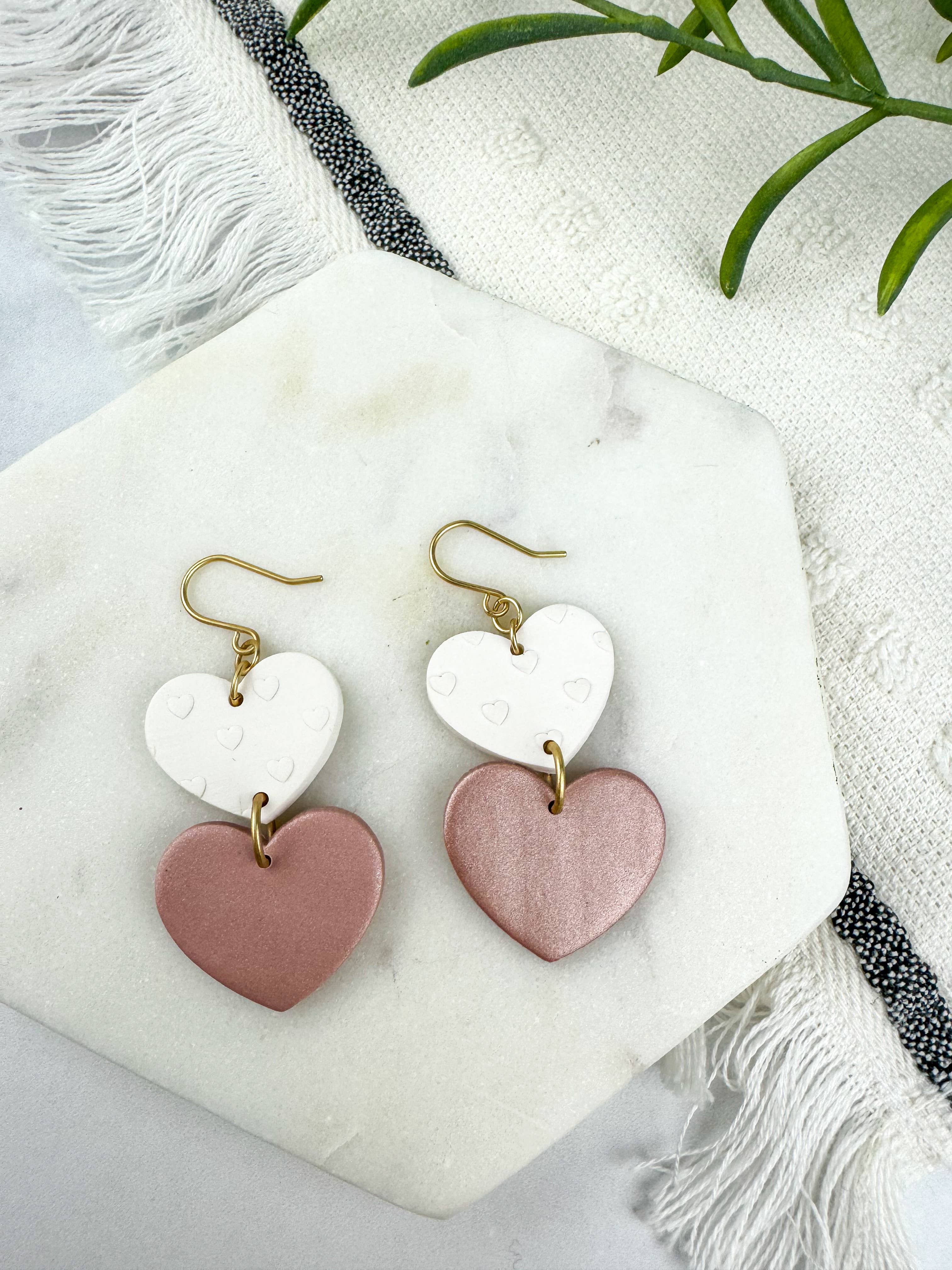 Light Shine - Venta al por mayor Pendientes colgantes - Pendiente de arcilla de San Valentín con diseño de Double Heart Drop, rosa y blanco3