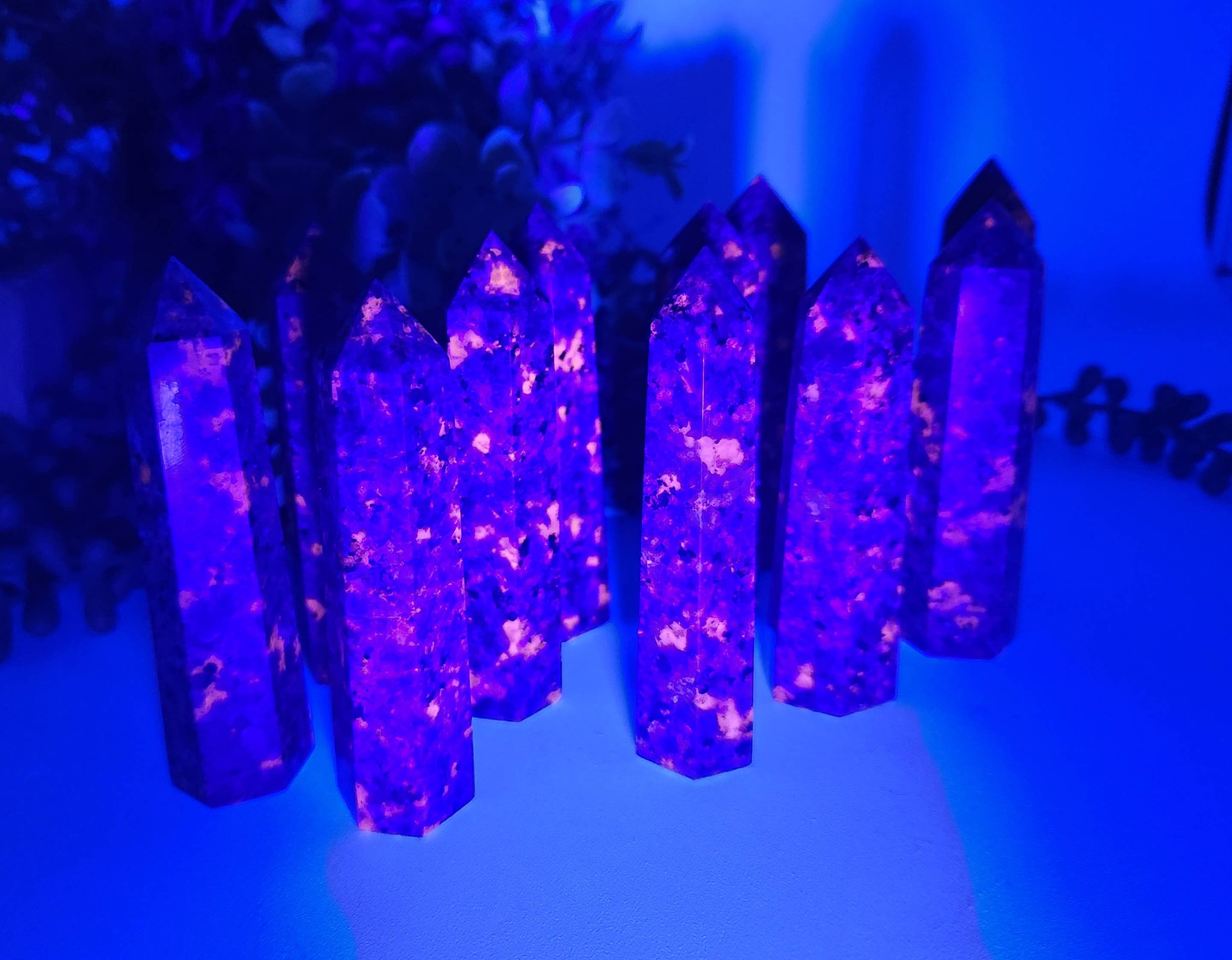 Meraki Gemstones - Vendita all'ingrosso Pietra/cristallo spirituale - Torre Yooperlite reattiva ai raggi UV (circa 8,9-9 cm) qualità AAA