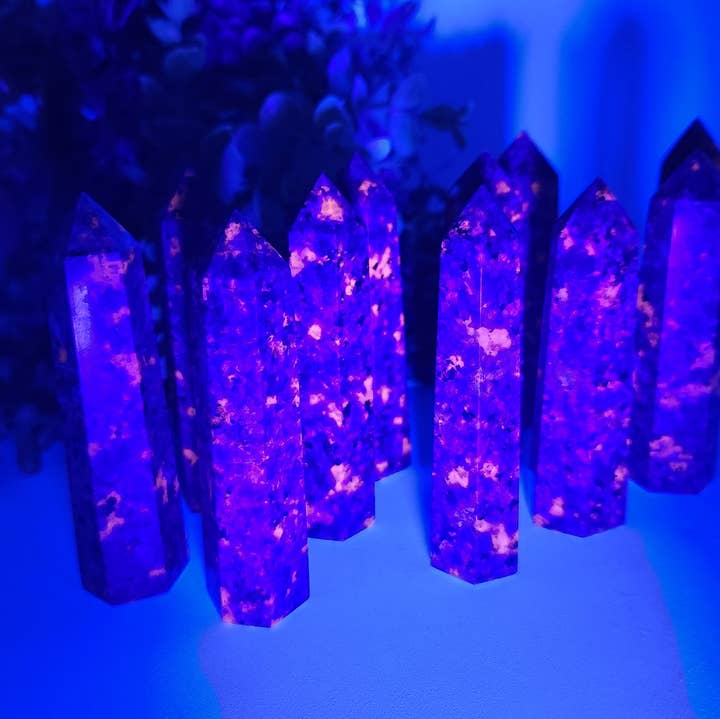 Torre Yooperlite reattiva ai raggi UV (circa 8,9-9 cm) qualità AAA per la vendita all'ingrosso da parte di Meraki Gemstones