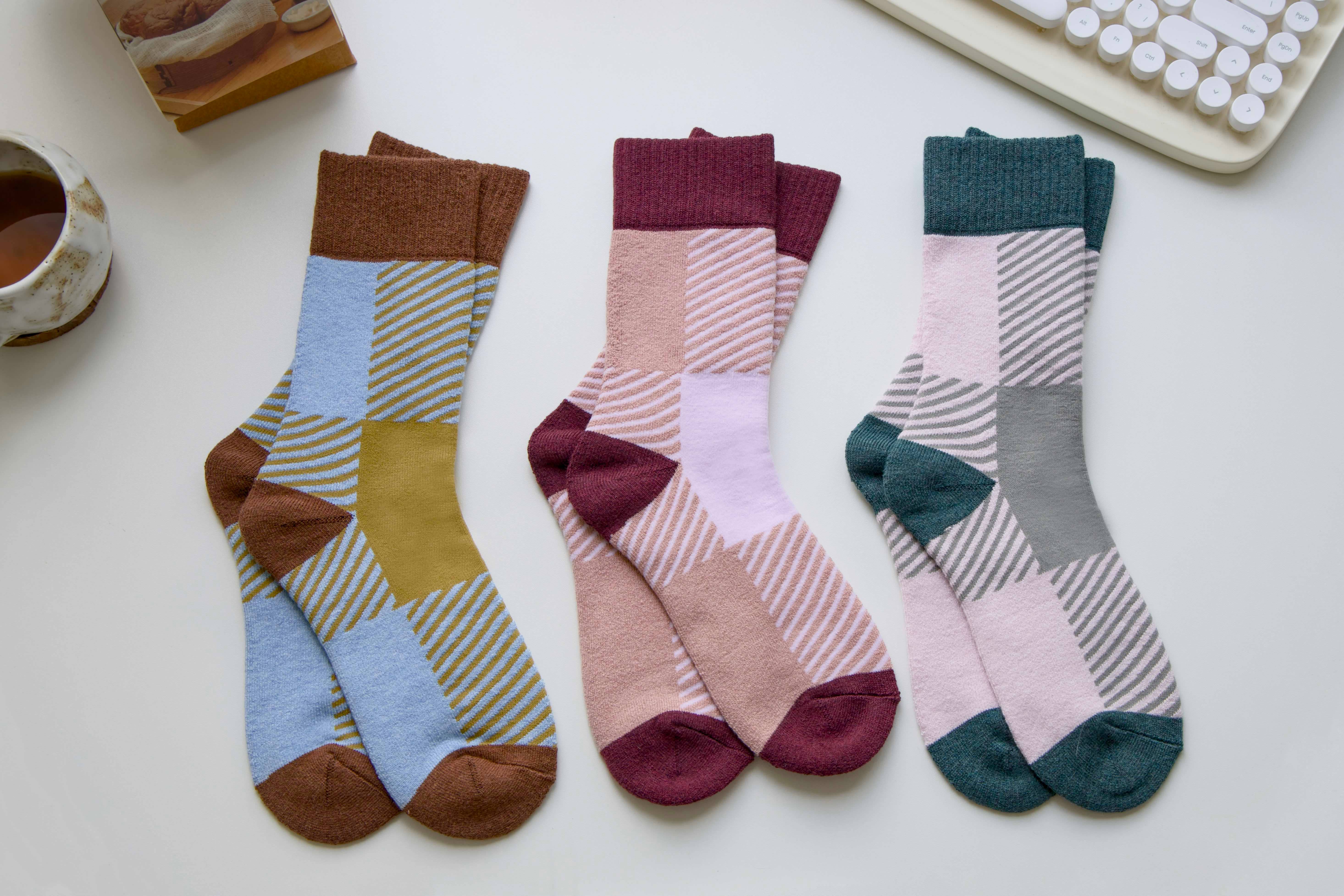 Happy Knits - Vente Chaussettes – unisexe - Chaussettes en laine unisexes – Style rétro à blocs de couleur géométriques7