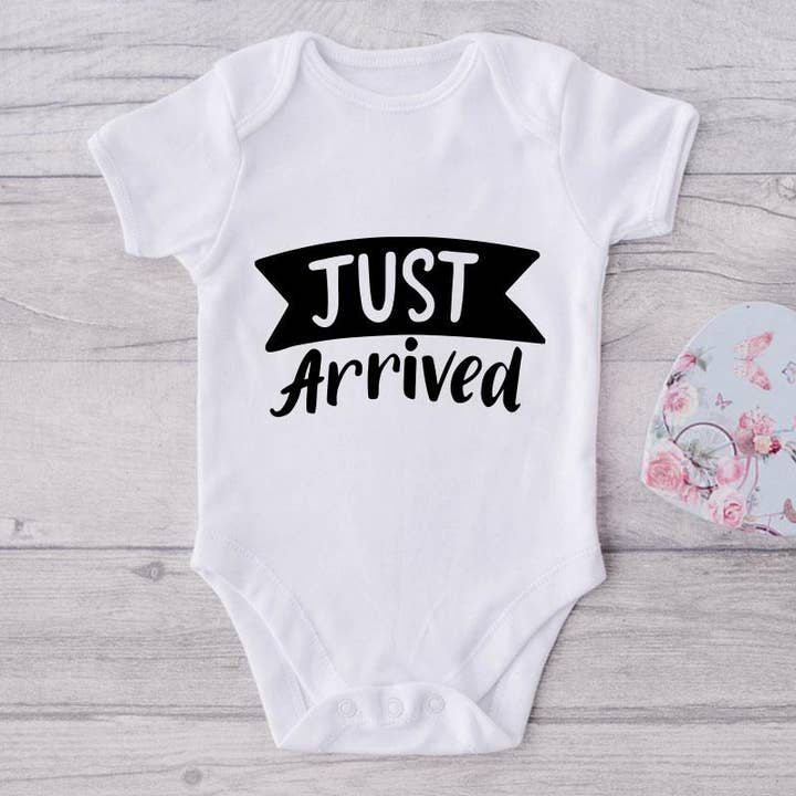 Just Arrived-Funny Onesie - Meilleur cadeau pour bébé-Vêtements de bébé adorables vêtements pour bébé-Meilleur cadeau pour papa-Meilleur cadeau pour maman pour la vente par NewBabyWishes
