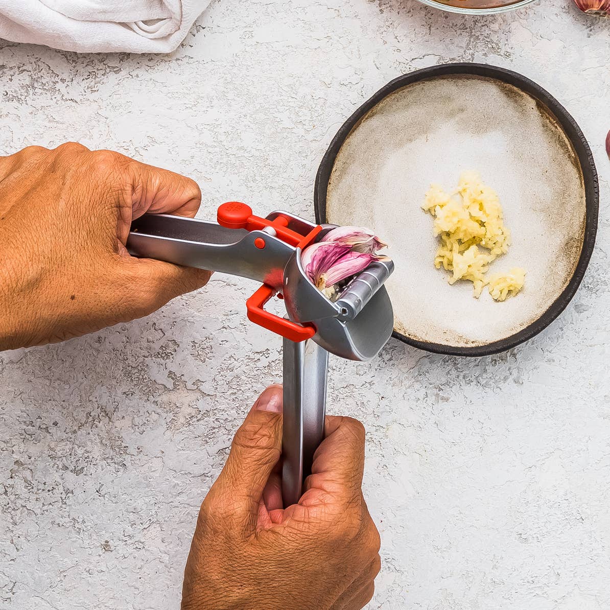 Dreamfarm - Wholesale Kitchen Tool/Gadget - Garject - Garlic Press, Scrape, & Eject4