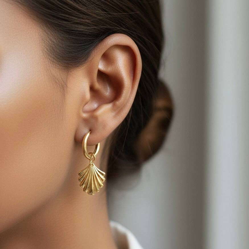 DUESTELLE ITALIA – brincos huggies por atacado – Brincos argola com pingente de concha banhados a ouro 18k1