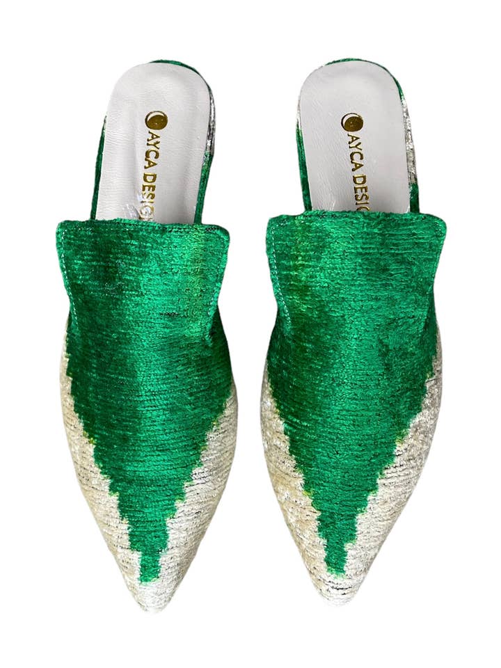 Claquettes à bout pointu en velours de soie pour la vente par AYCA DESIGN