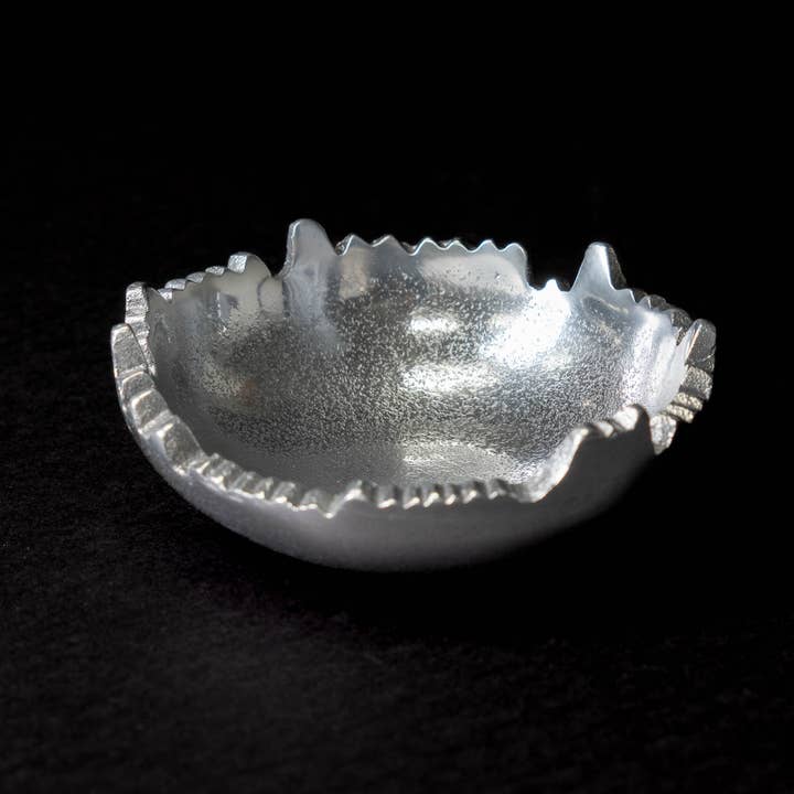 India Handicrafts Inc - Vendita all'ingrosso Ciotole/Piatti decorativi - Ciotola rotonda con bordo strappato in alluminio testurizzato, S1