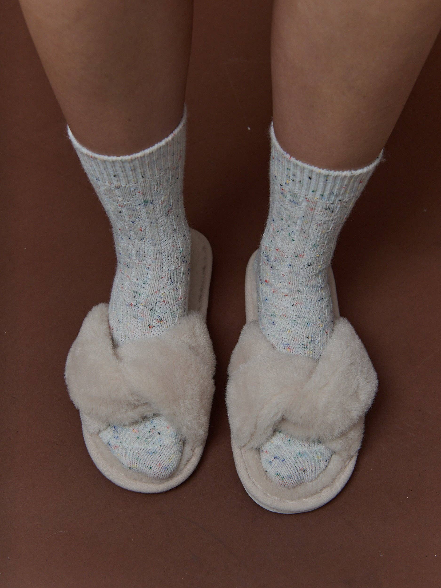 Angels Whisper Accessories – Großhandel Hausschuhe – Damen – [1PK] Geknotete Flauschige Hausschuhe in Weiß (2SM&2ML Paare/Paket)3