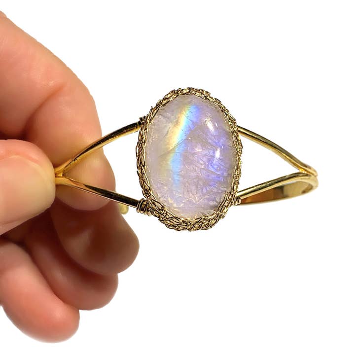 Bracelet manchette ovale pierre de lune en or pour la vente par Arivka Jewelry