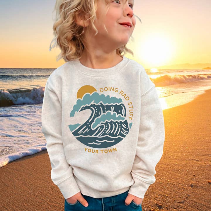 Felpa Girocollo per Bambini con Nome Personalizzato - Wave Rad Stuff per la vendita all'ingrosso da parte di Spruce Seed