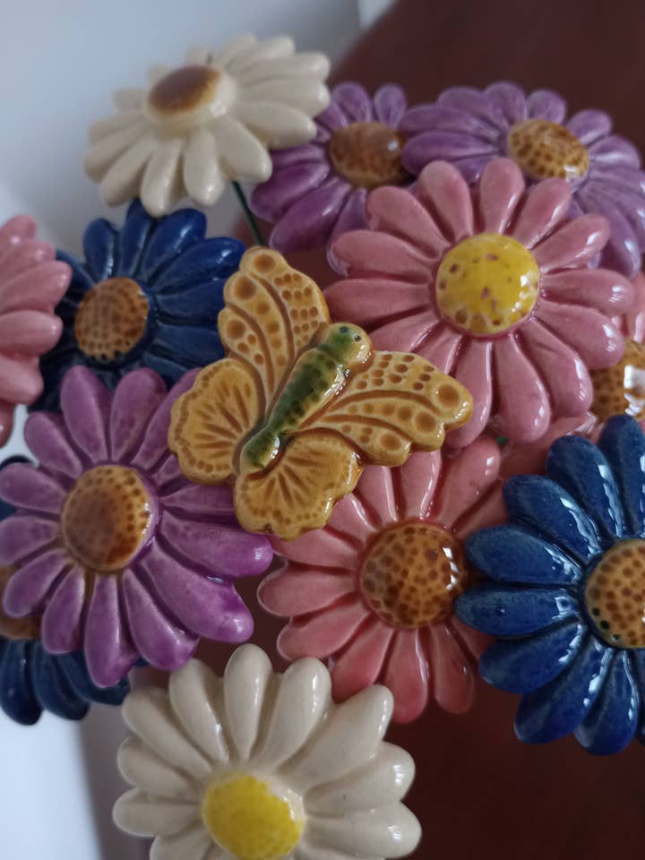 Grandi fiori in ceramica su gambo di filo metallico per la vendita all'ingrosso da parte di FlowerDropsArt