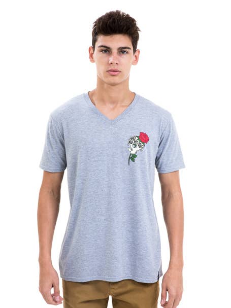 NoFuchsGiven - Wholesale T-shirt met print - Heren - „Live No Fuchs Given” t-shirt met V-hals voor heren1