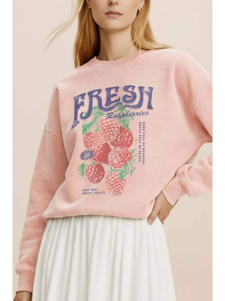 SWEATSHIRT DÉLAVÉ MINÉRAL AVEC GRAPHISME DE FRAMBOISES FRAÎCHES pour la vente par PINK NABI