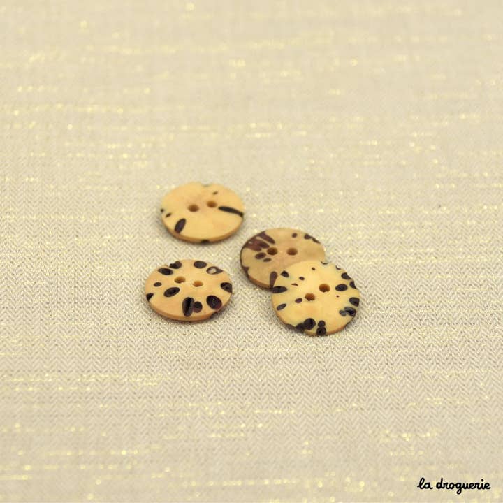 Pulsante "Rafia 2 fori" 18 mm per la vendita all'ingrosso da parte di LA DROGUERIE