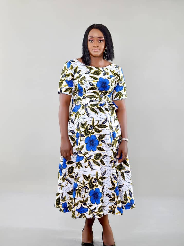 Blå Hibiscus Ankara blusset kjole/sommer nuancer for engroshandel hos Nora's Needle