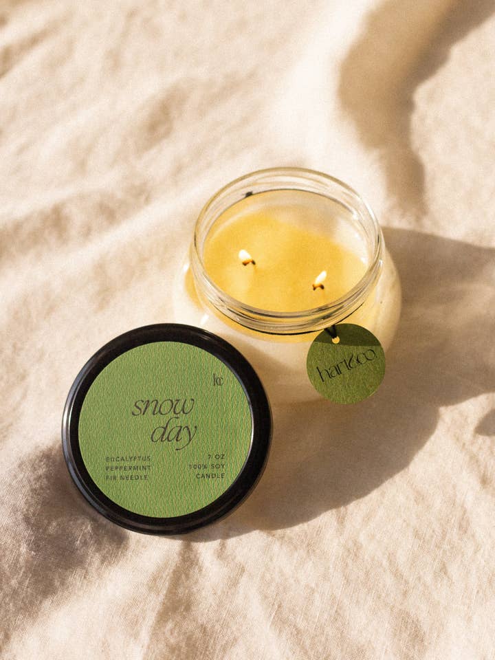 Candela di soia Snow Day Double Wick 7oz per la vendita all'ingrosso da parte di Simply Curated