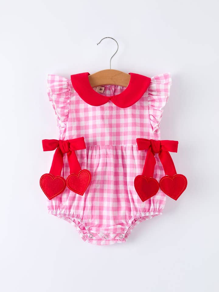 Barboteuse à carreaux rose Saint-Valentin avec cœurs rouges et nœuds pour la vente par Rylee Faith Designs
