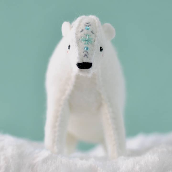 Kit de couture et de broderie en feutre DIY - Ours polaire pour la vente par DelilahIris Designs