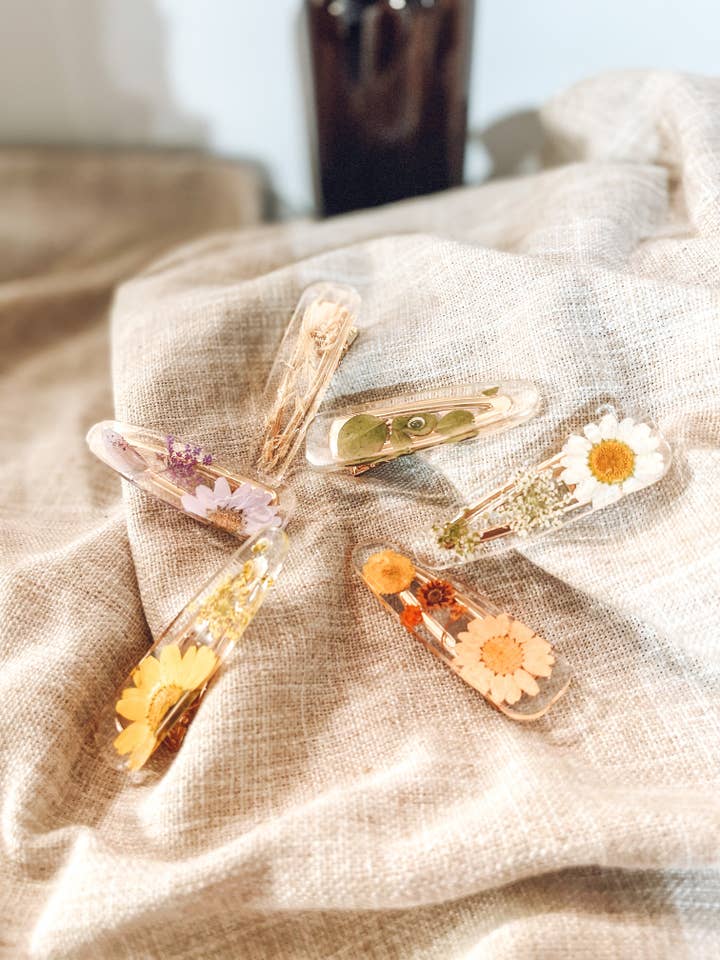 Barrette « Annabelle » avec fleurs séchées pour la vente par Darling Designs