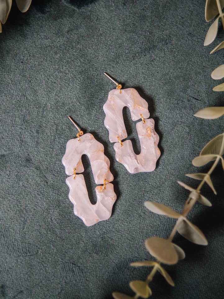 Pendientes de arcilla polimérica de cuarzo marfil sintético para venta al por mayor de Millburn Place