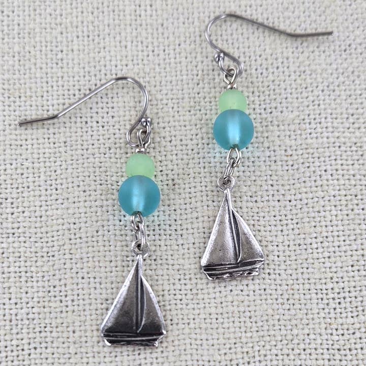 Boucle d'oreille voilier en verre de mer 1702-SP pour la vente par Sadie Green's Jewelry