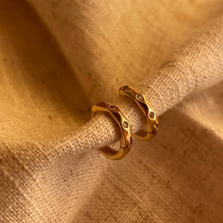 NISÍ - Wholesale Huggie Earrings - Dainty Diamond Huggies