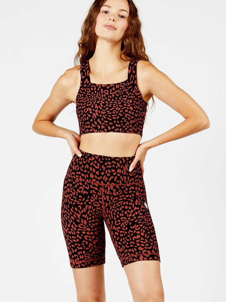 Harper ribbet biker shorts 8 „rav gepard for engroshandel hos Cream Yoga