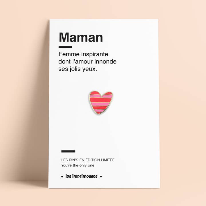 Pin’s Stribet Hjerte - Mor x Studio Like That for engroshandel hos LES IMPRIMEUSES