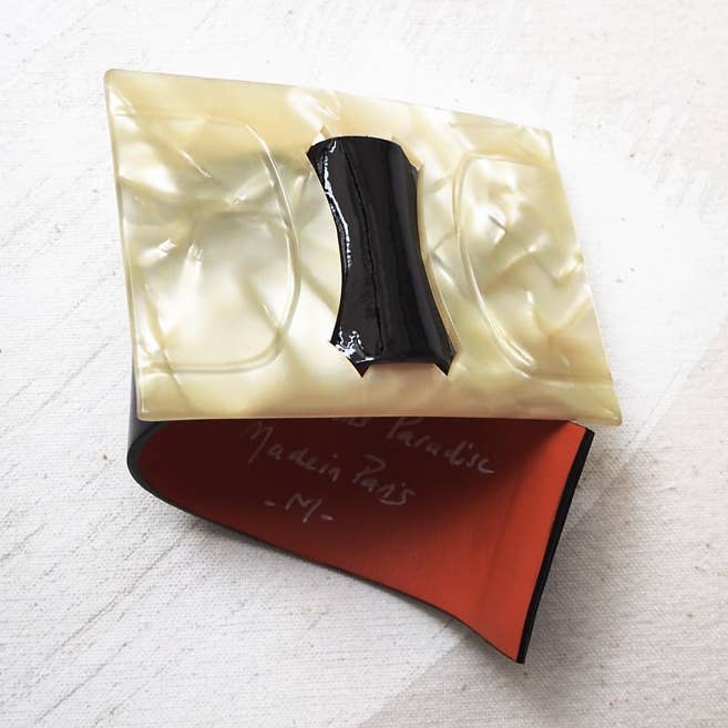 Grand Bracelet Noir Effet Nacre Brasilia pour la vente par Buttons Paradise