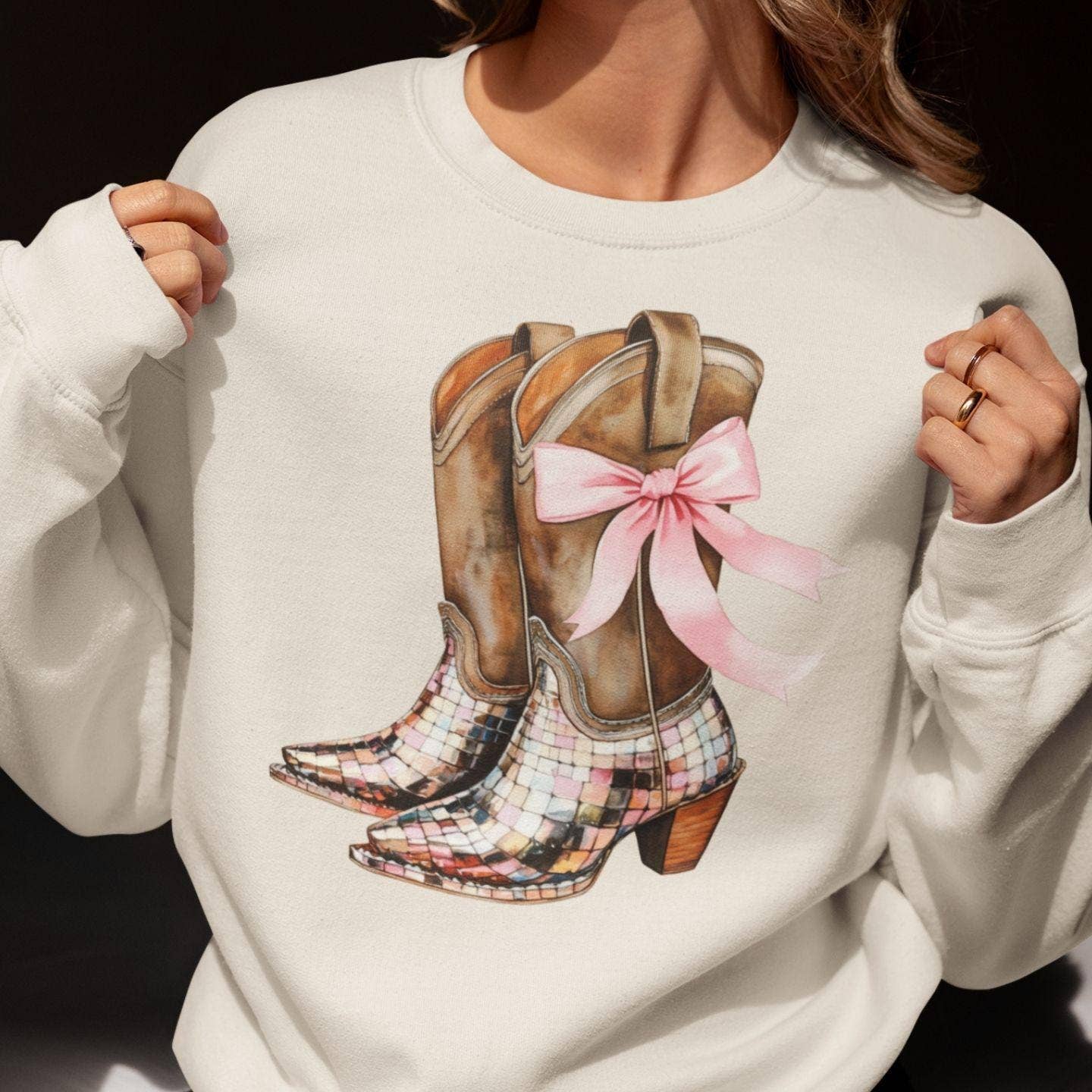 NVC Ecommerce LLC - Vendita all'ingrosso Maglietta stampata - Donna - Maglietta con stivali da cowgirl occidentale, maglione con fiocco da rodeo con palla da discoteca0