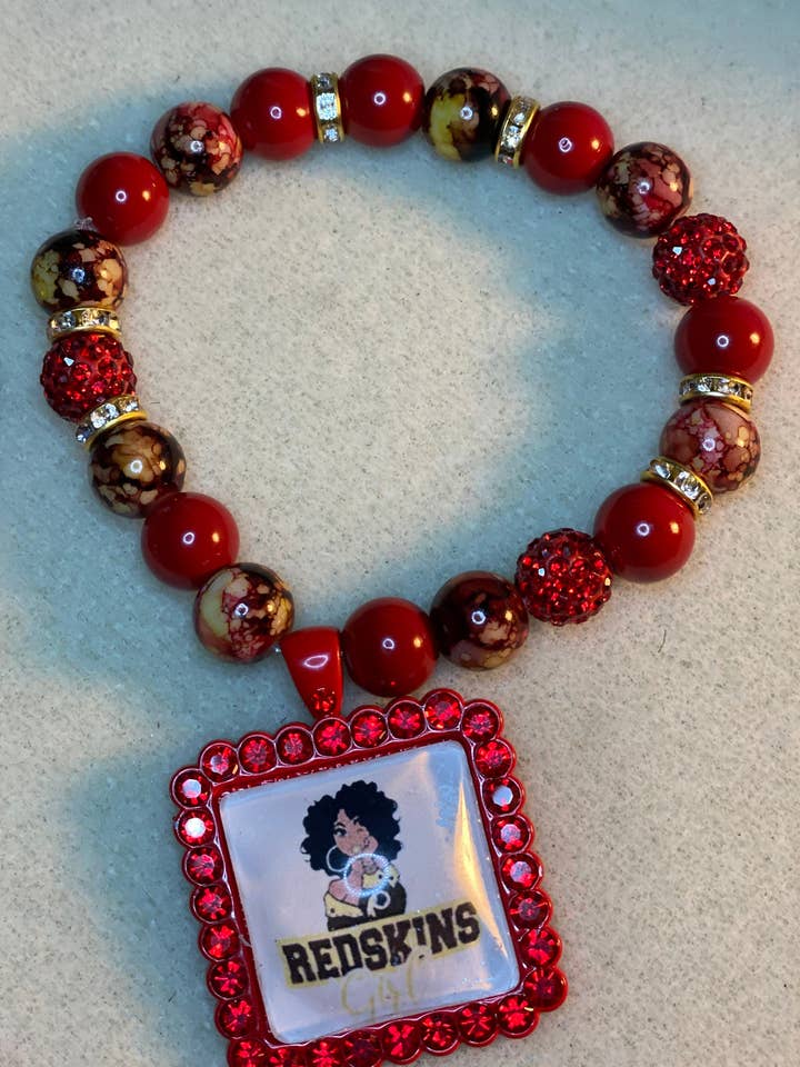 Ein Set von Redskins Perlenarmbändern für den Großhandel von Letrice Custom Creations LLC
