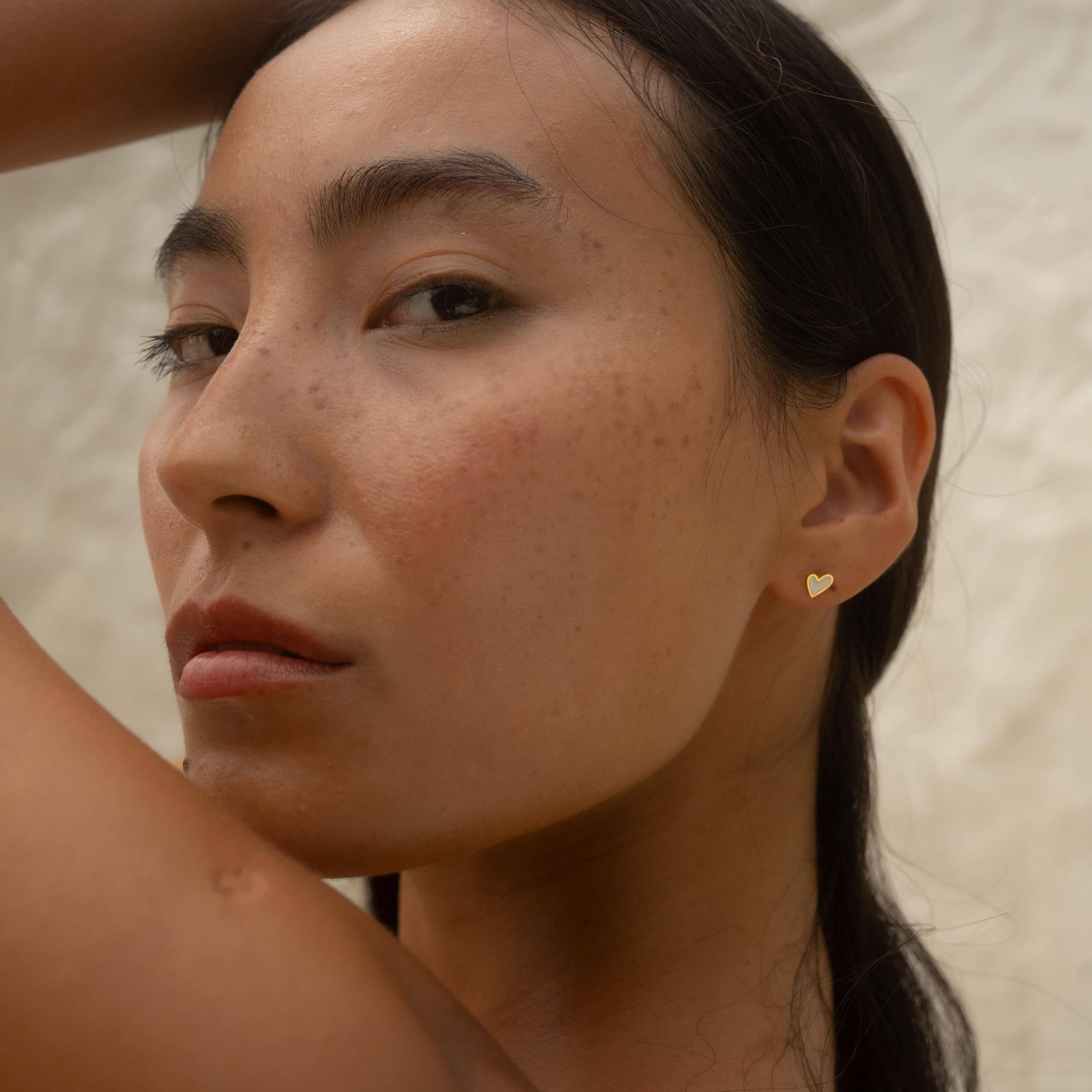 Made By Nami - Wholesale Stud/Post Earrings - Heart-shaped earrings in gold/white, made of stainless steel3