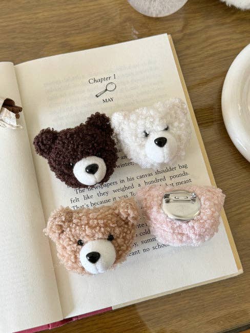 Pat Broche | Plysset Teddybjørneansigt til Ugg Dekoration for engroshandel hos MOND HAUS