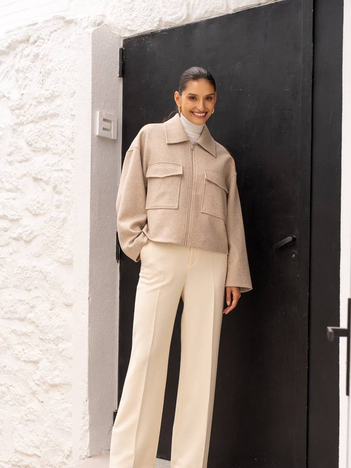 Casaco curto estruturado em mistura de lã com bolsos aplicados por atacado de Attentif Paris