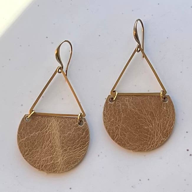 Handgefertigte Ohrringe aus mittelbraunem echtem Leder für den Großhandel von Rux Leather