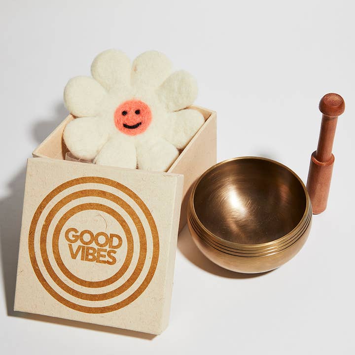 Sprout : Bol chantant en bronze de 3,5 pouces conçu spécialement pour les enfants avec coussin de design spécial pour la pleine conscience. pour la vente par The Ohm Store