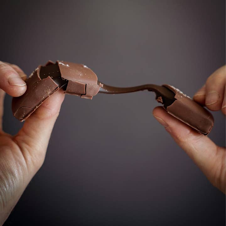 Svenska Kakao - Wholesale Caramel - Giftbox of caramels - Licorice caramel milk chocolate bonbon2