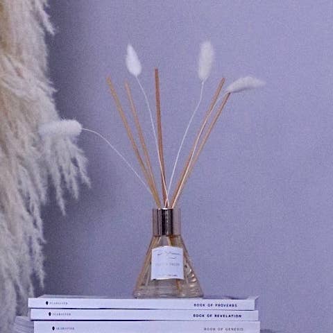 Diffuseur doré - Bâtonnets de roseau en bois pour la vente par Perlé Essence