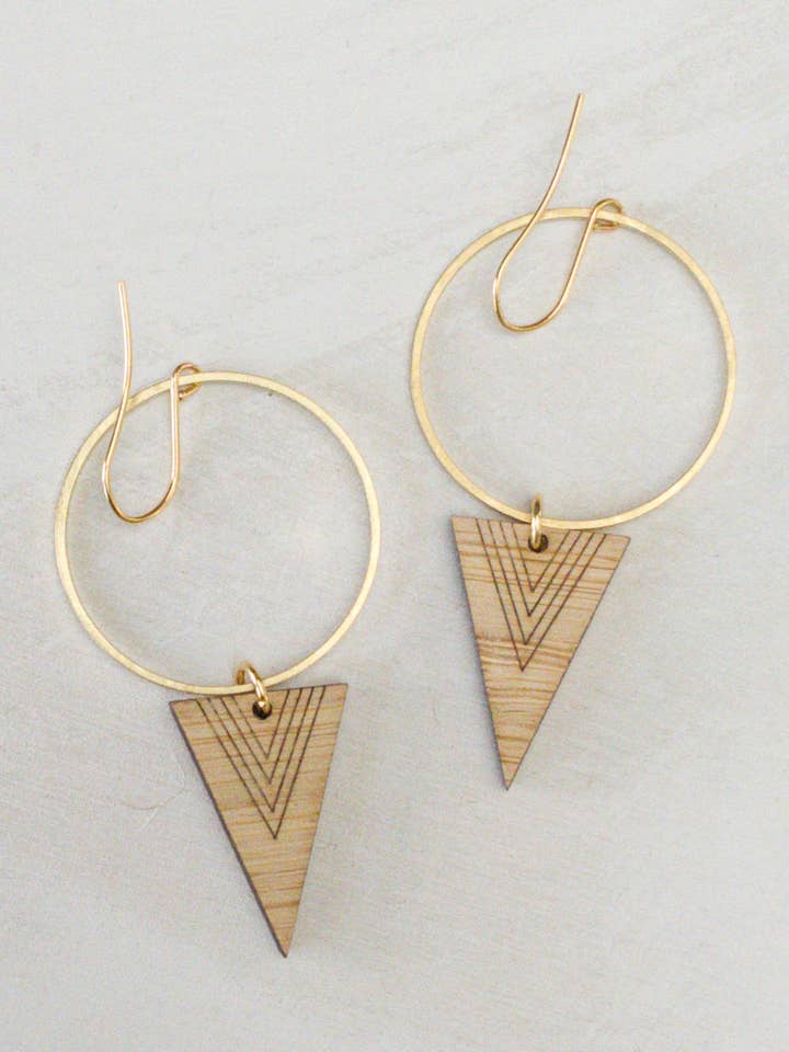 Brass+bamboe hoepels met geëtste driehoekige vorm voor wholesale door LHDUCK