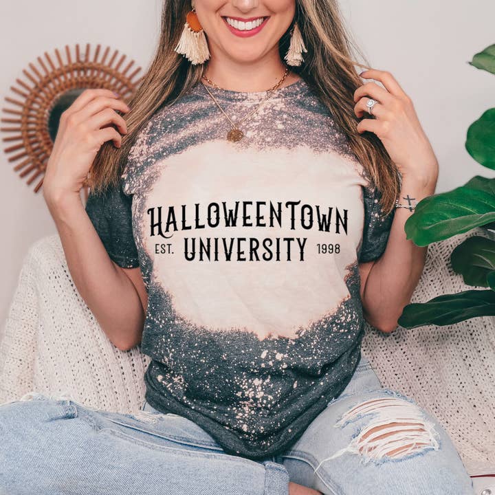 Halloweentown University Halloween-T-shirt voor wholesale door Londas Trendy Tees