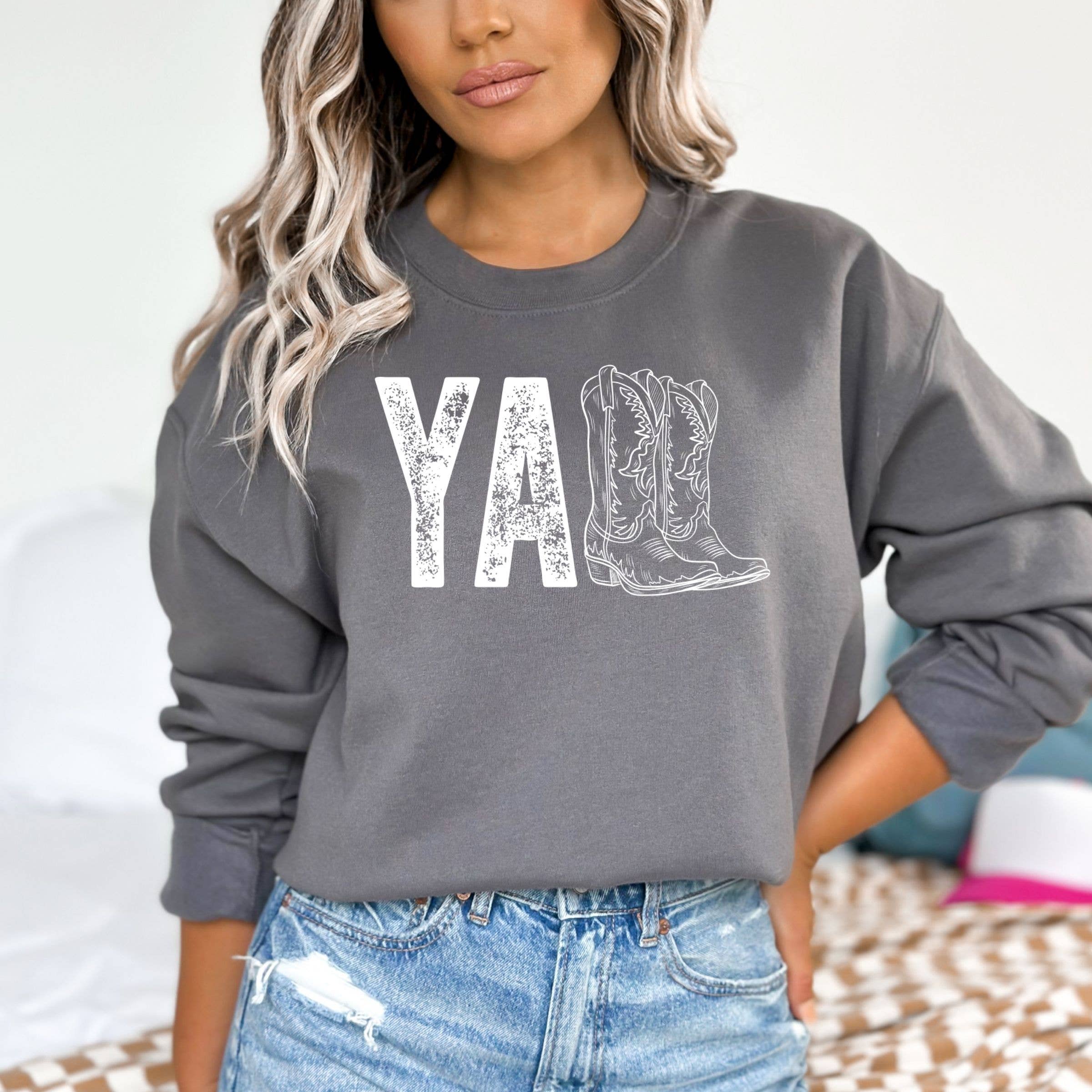 Wholehearted Motherhood and Co. – Engroshandel Grafisk Sweatshirt - Dame – YALL Grafisk Sweatshirt - Efterår Western Tøj3