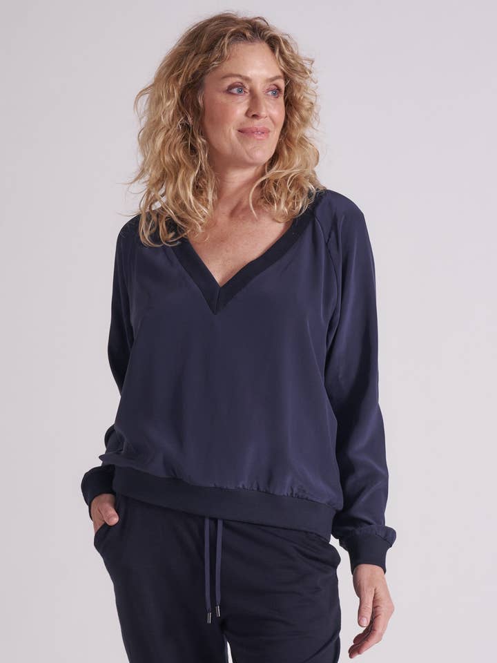 Vee Silk Sweatshirt | Inktblauw voor wholesale door Twill & Tee
