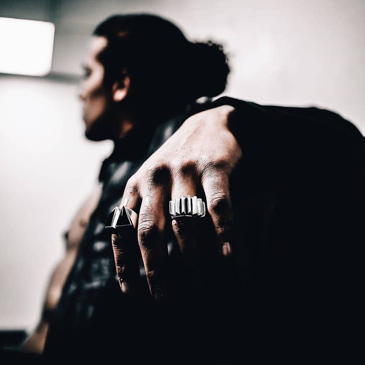 Anillo en forma de espiga de plata con bridas para venta al por mayor de JUNGLE TRIBE