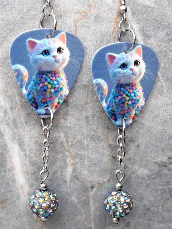 Orecchini a forma di plettro con gatto in maglione e pendenti grigi con pavé per la vendita all'ingrosso da parte di Simply Raevyn