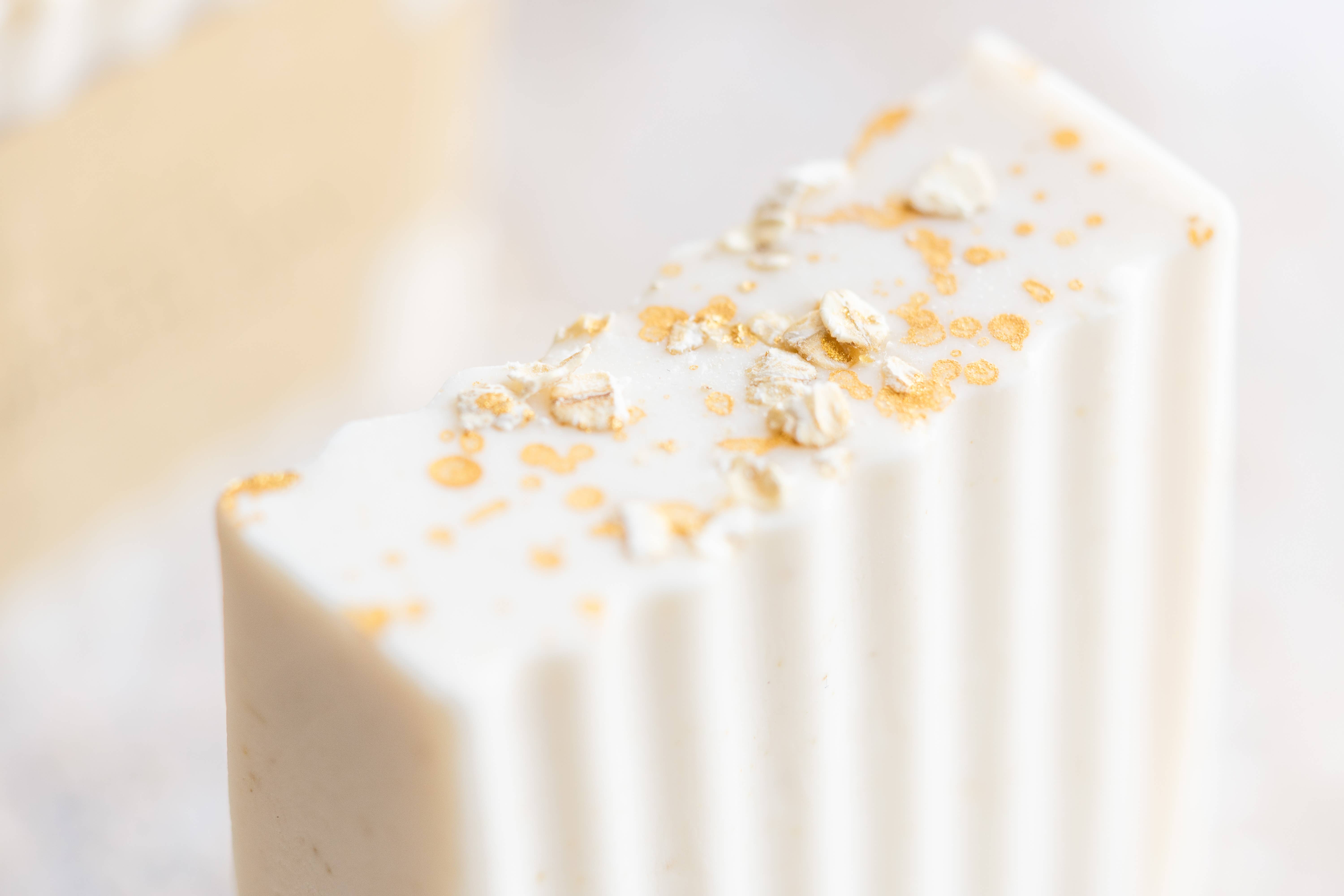 Hera By Hera Bath and Body – Großhandel Feste Seife – Hafermilch- und Honigseifenstück mit Goldflocken | 4,5 oz4