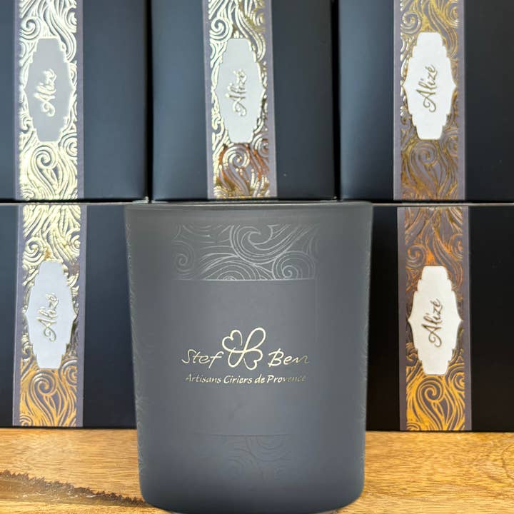 Signature Candle ALIZÉ (~50h) for wholesale by Stef & Ben | S&B Provence