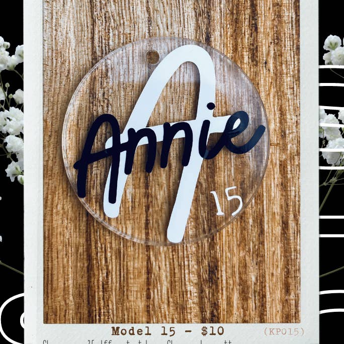 Llavero modelo 15 con letra inicial y nombre para venta al por mayor de Acrylicool by Annie