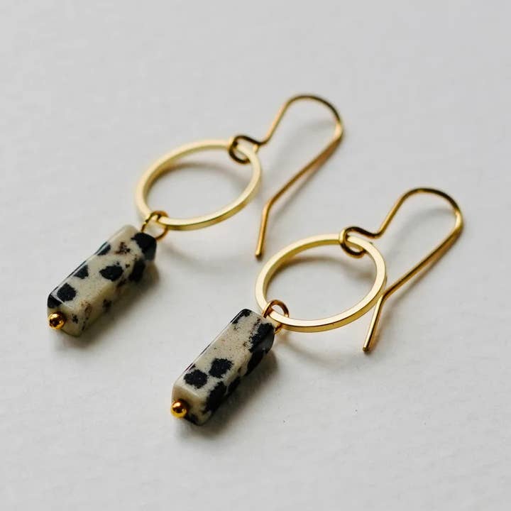 Dalmatiër jaspis en gouden cirkel oorbellen voor wholesale door Copper Bee