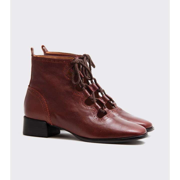 ELUR STIEFELETTE AUS BURGUNDERFARBENEM LEDER für den Großhandel von Naguisa